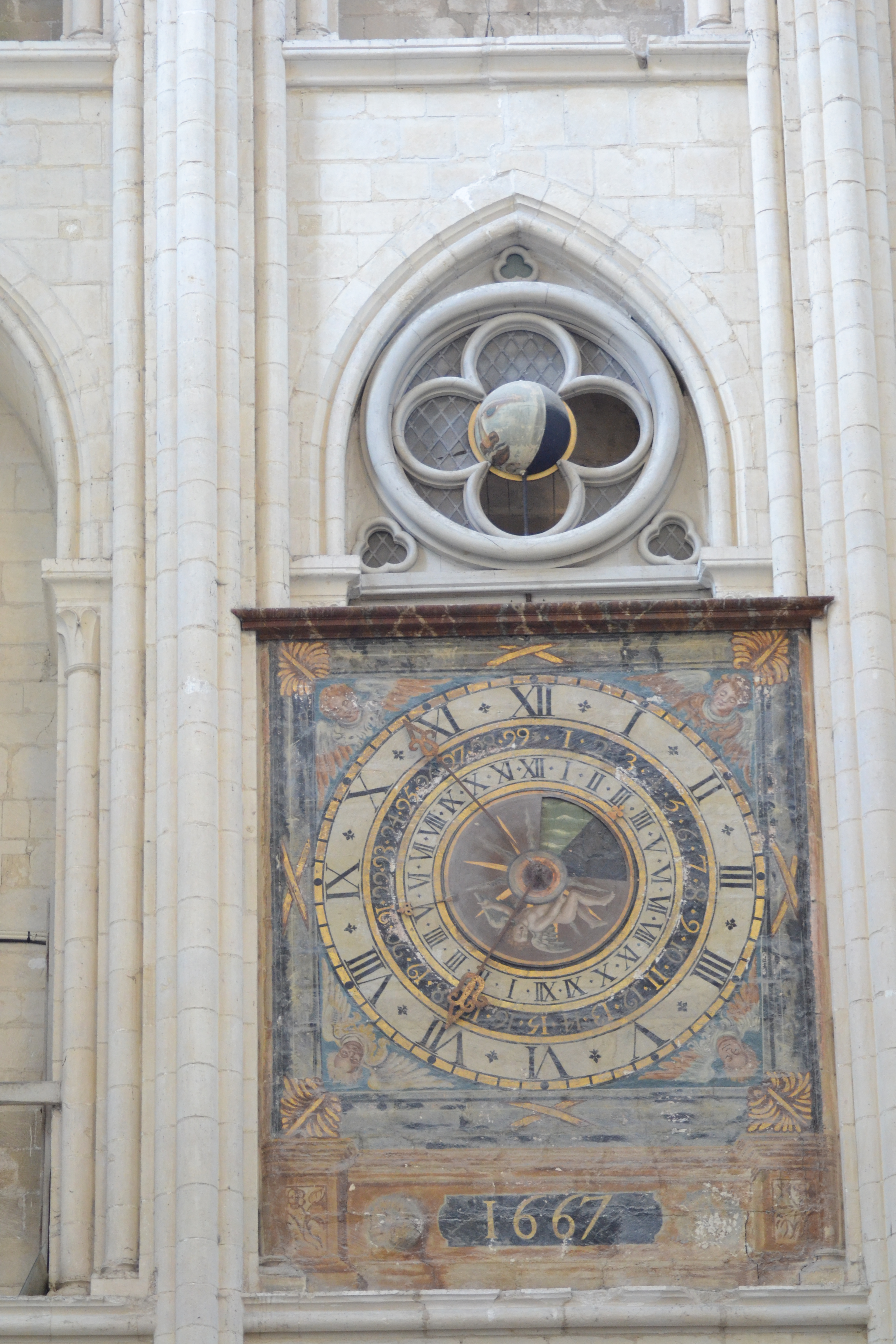 l’horloge astronomique réalisée par l’artisan horloger Antoine Beyssac en 1667 ; elle indique l’heure, le calendrier, les saisons, les phases de lune et les marées.