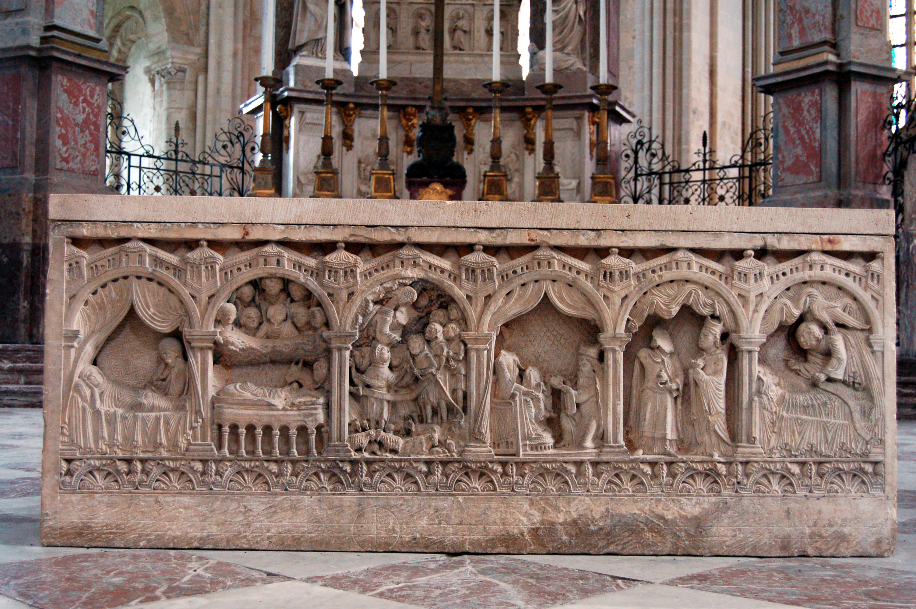 Au centre du chœur, le premier coffre funéraire ou reliquaire de Richard Ier et de Richard II, de style roman du XIIe siècle a été offert par Henri II Plantagenêt...