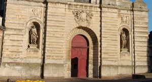 Orienté au couchant, symbole de la fin des temps, l’ancien portail gothique du XIIIe siècle a été remplacé en 1748...