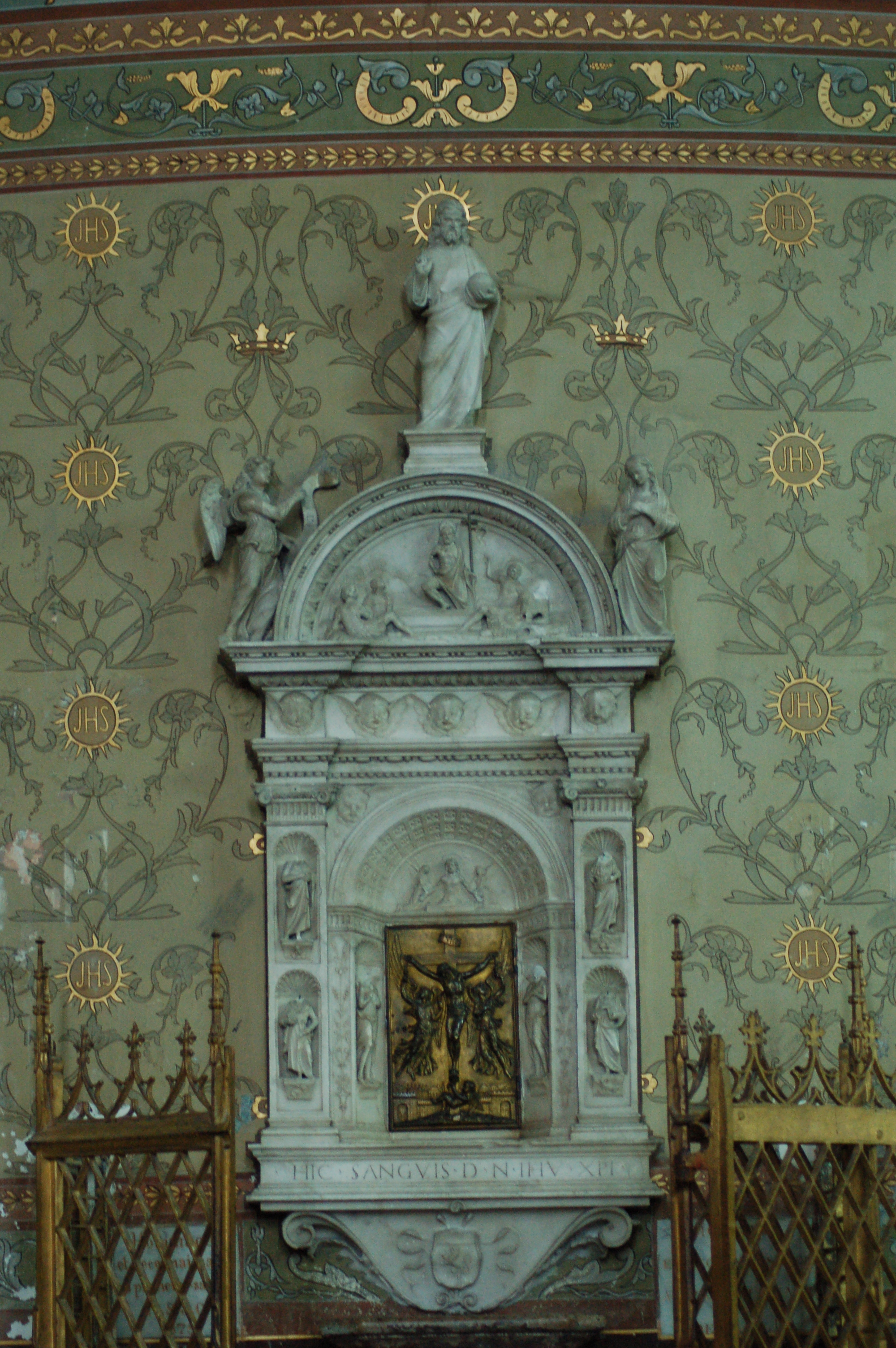 il fut sculpté en 1507 et placé en face de la chapelle de la Vierge pour recevoir la relique du Précieux-Sang du Christ, contenu dans deux tubes...