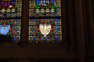 Blason des moines de l’abbaye de Fécamp avec les trois mitres figurant sur un vitrail.