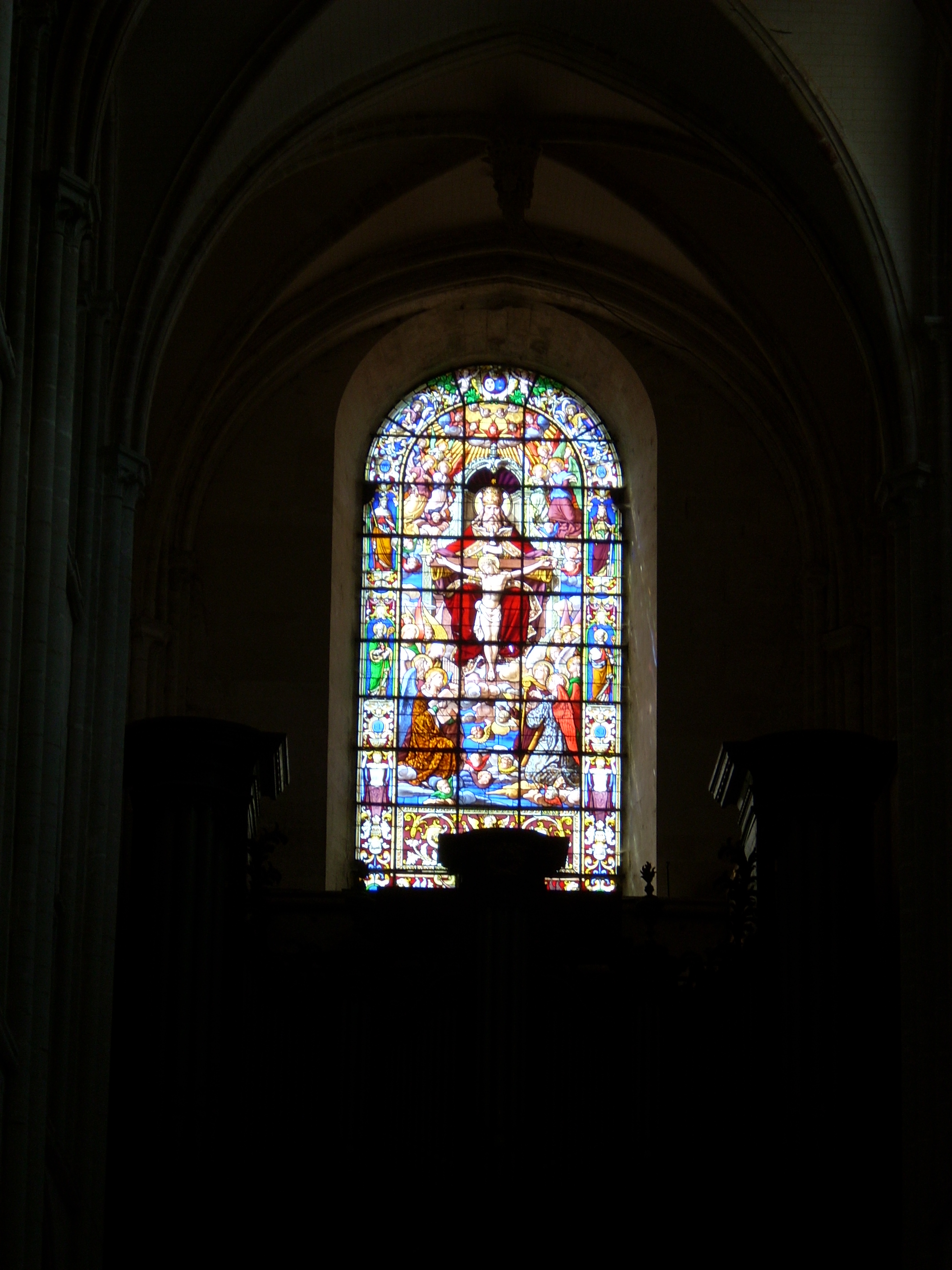 Au-dessus de l’orgue Cavaillé-Coll, on aperçoit le vitrail de Boulanger offert par les paroissiens en 1883 qui représente la Trinité.