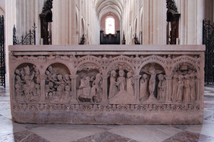 Au centre du chœur, le premier coffre funéraire ou reliquaire de Richard Ier et de Richard II, de style roman du XIIe siècle a été offert par Henri II Plantagenêt
